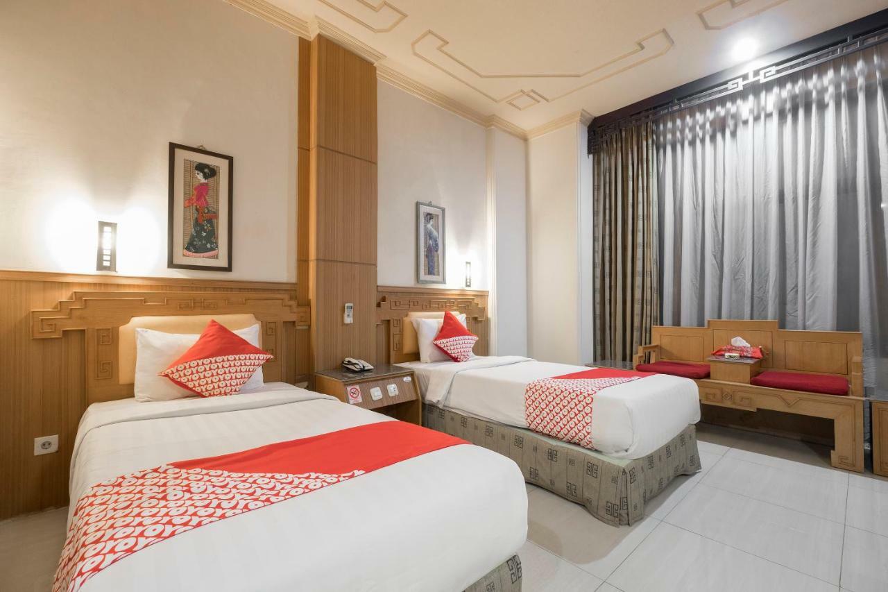 נקסר Oyo 821 Hotel Dinasti מראה חיצוני תמונה
