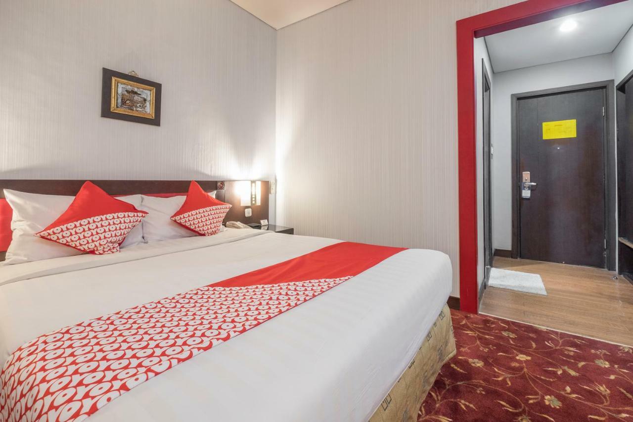 נקסר Oyo 821 Hotel Dinasti מראה חיצוני תמונה