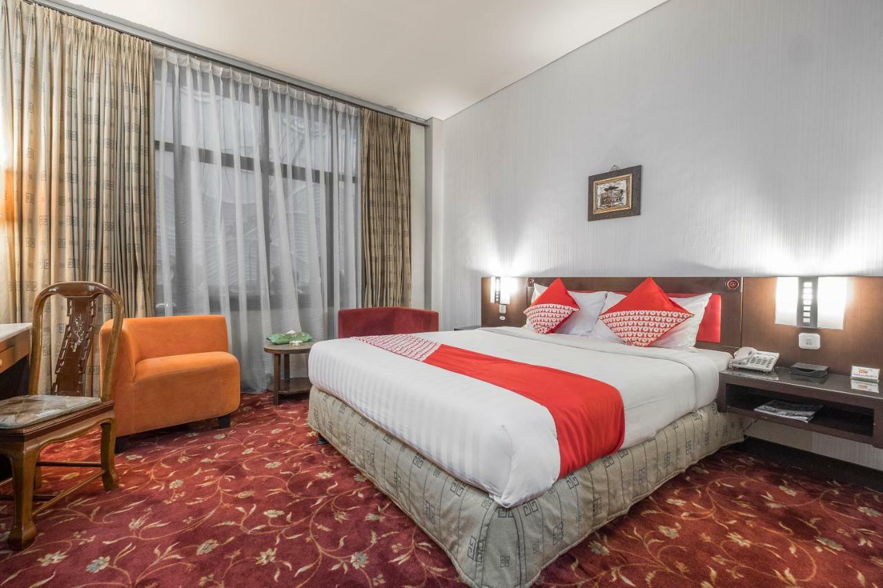 נקסר Oyo 821 Hotel Dinasti מראה חיצוני תמונה