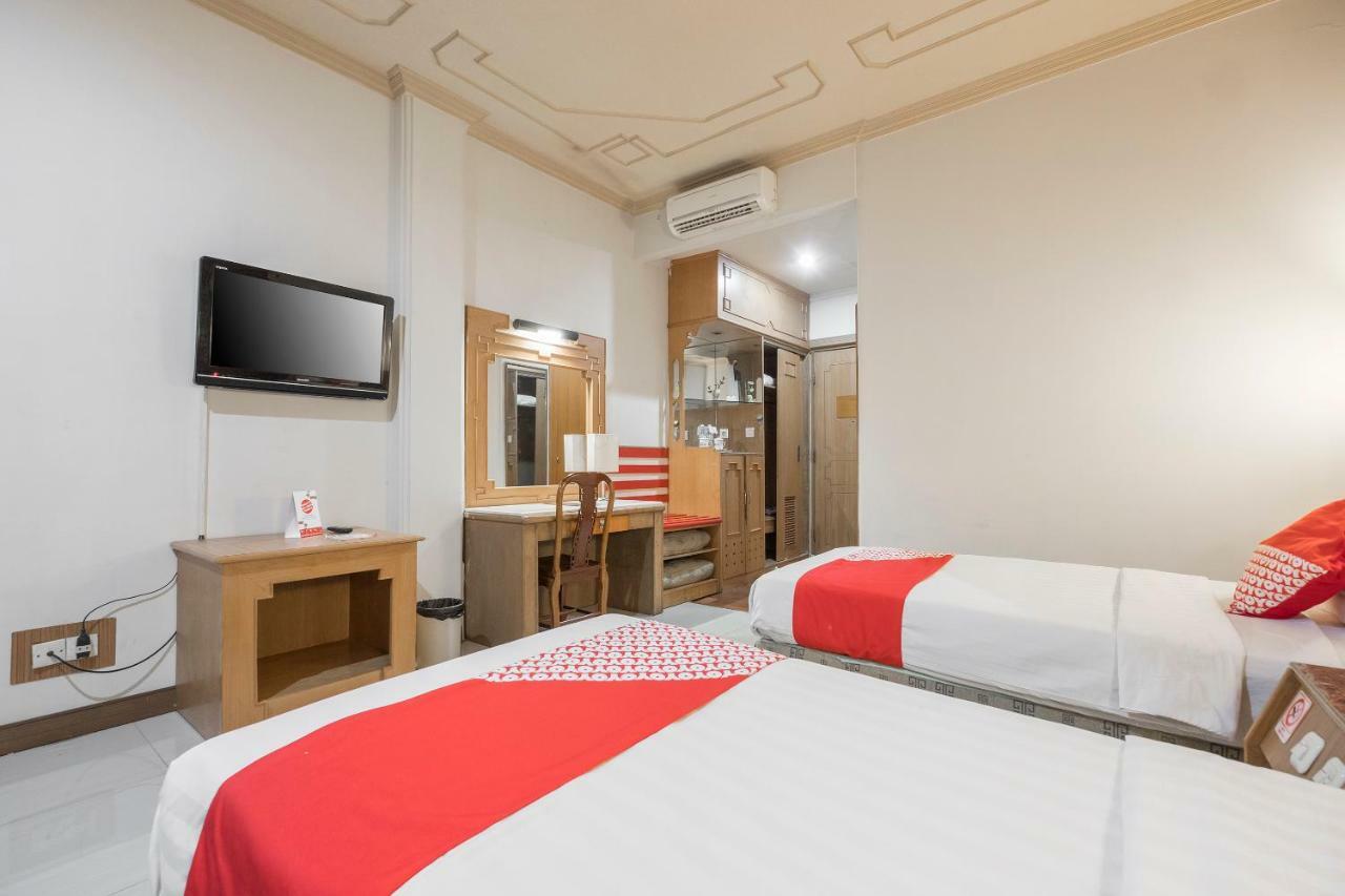 נקסר Oyo 821 Hotel Dinasti מראה חיצוני תמונה
