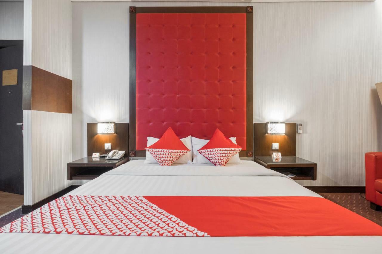 נקסר Oyo 821 Hotel Dinasti מראה חיצוני תמונה