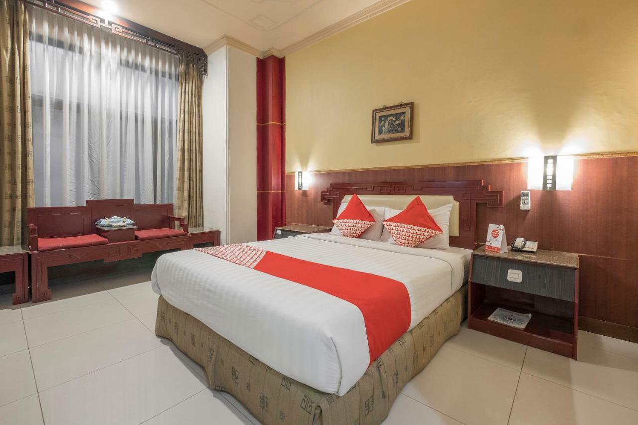 נקסר Oyo 821 Hotel Dinasti מראה חיצוני תמונה