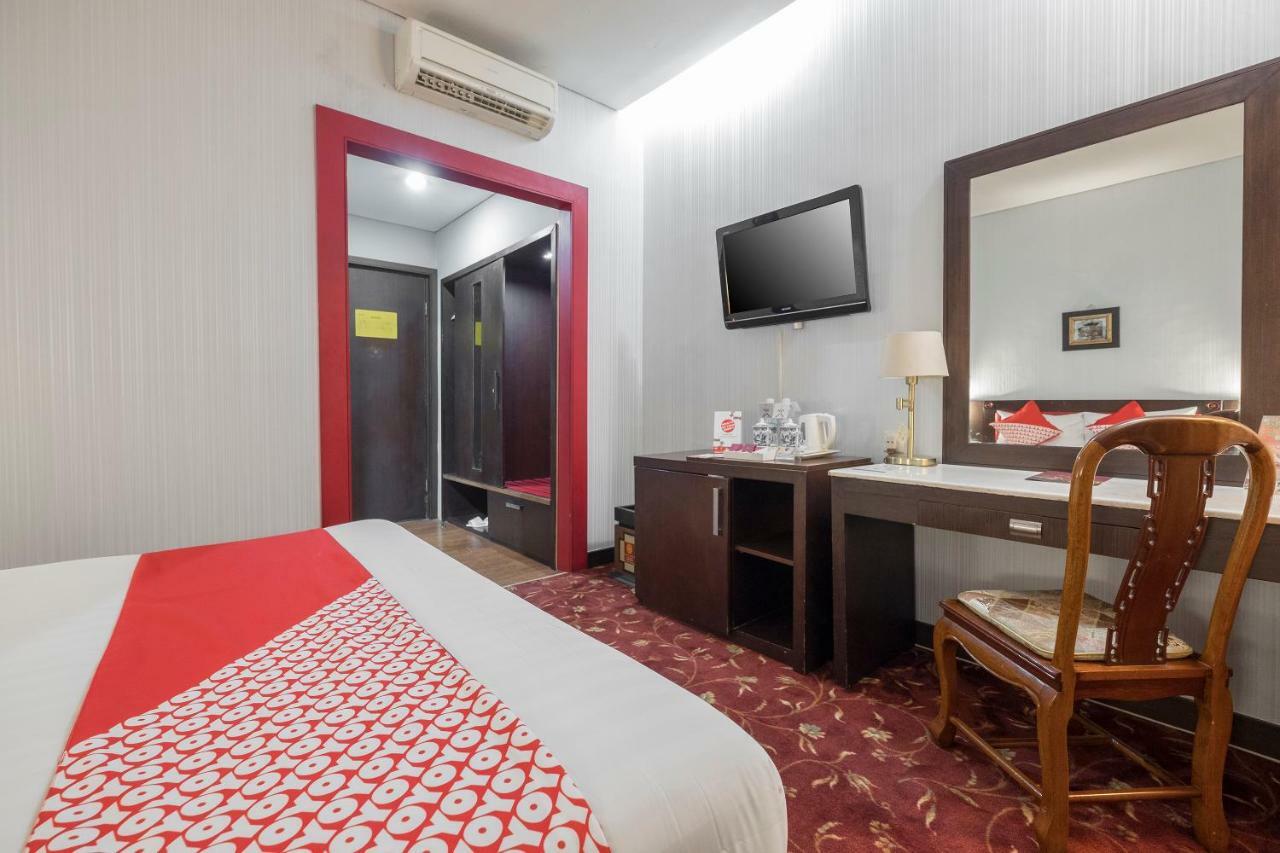 נקסר Oyo 821 Hotel Dinasti מראה חיצוני תמונה