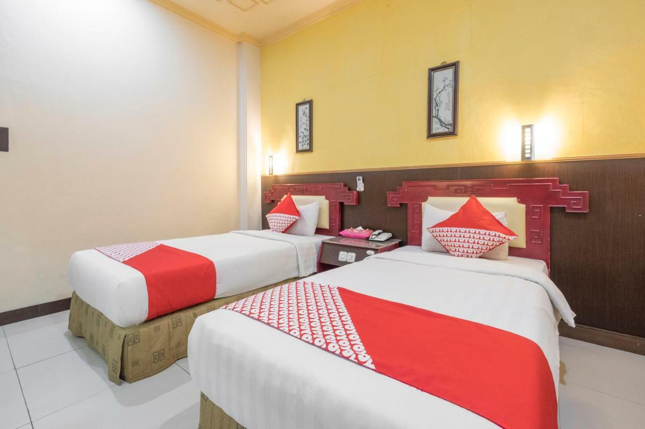 נקסר Oyo 821 Hotel Dinasti מראה חיצוני תמונה